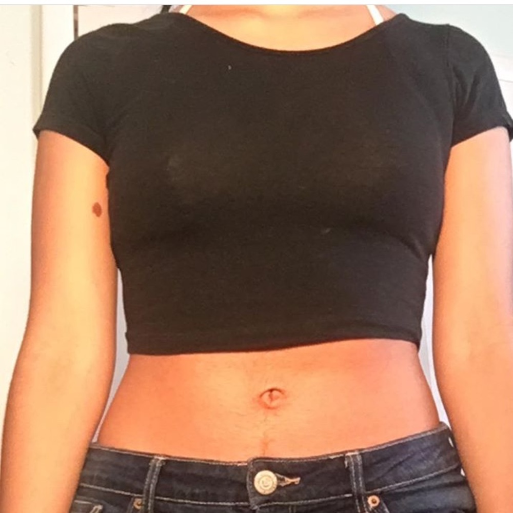 black short sleeve crop top